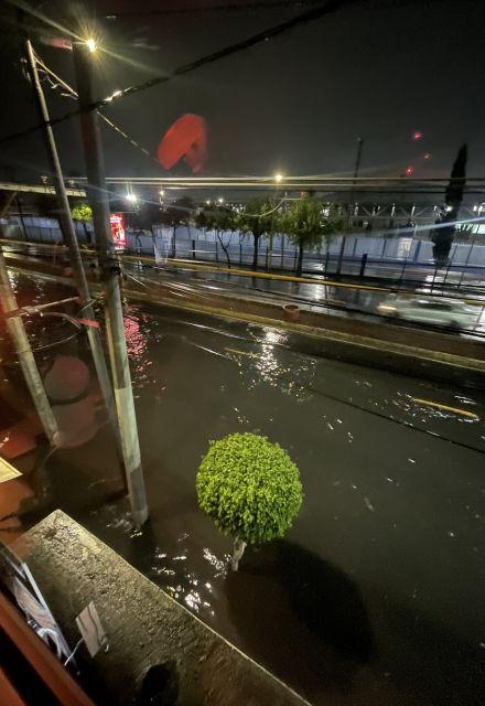 Reporte de inundación en avenida Fuerza Aérea, metro Hangares