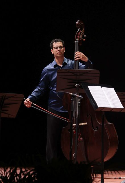 Edicson Ruiz nació en Caracas, Venezuela, en 1985, y a la edad de 11 años decidió dedicarse al estudio del contrabajo, lo cual fue posible gracias al conocido programa de educación musical El Sistema.