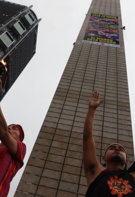 Activistas llegan a la Estela de Luz