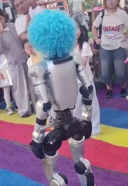 Robot golpea a niño.