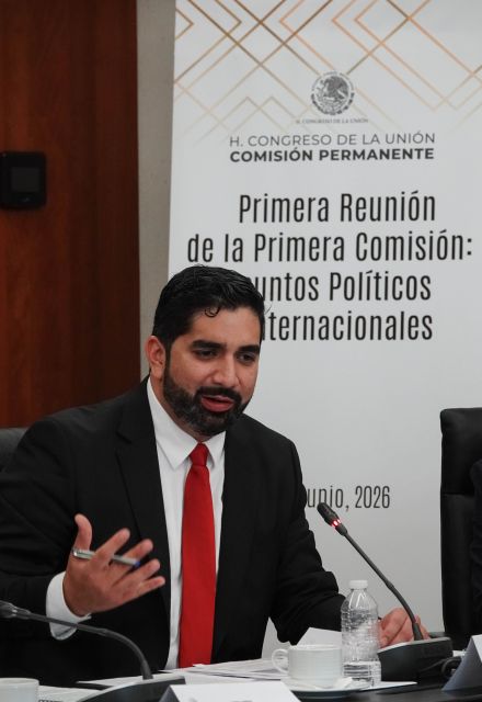 Roberto Lazzeri Montaño hablando frente al micrófono durante su comparecencia de ratificación como embajador de México en Estados Unidos.