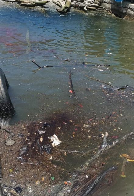 Los pescadores reportan lanchas dañadas y ambientalistas exigen que la paraestatal pague la remediación.