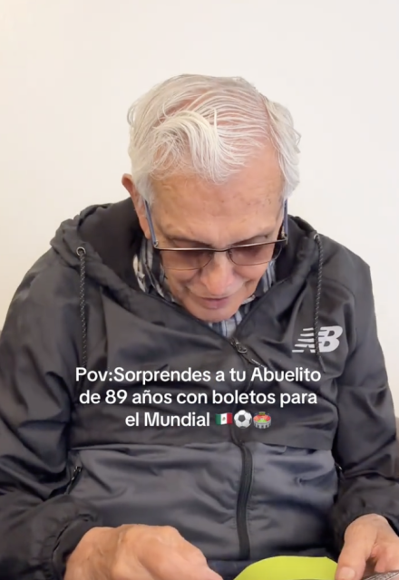 Abuelito llora por boleto que le regaló su nieta para el Mundial.