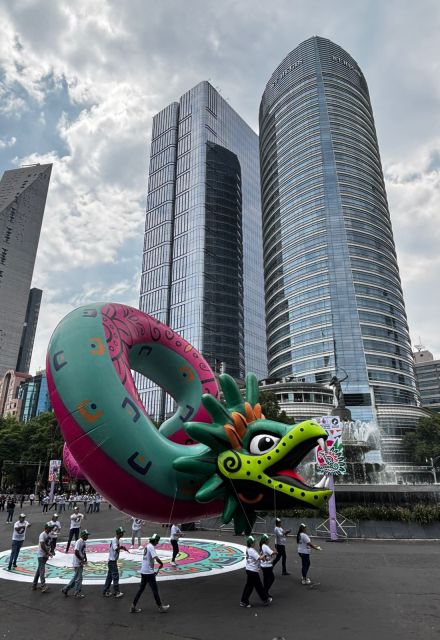 En la escalinatas del Ángel de la Independencia armaron el karaoke; cientos de voces hicieron retumbar El Rey y Cielito Lindo