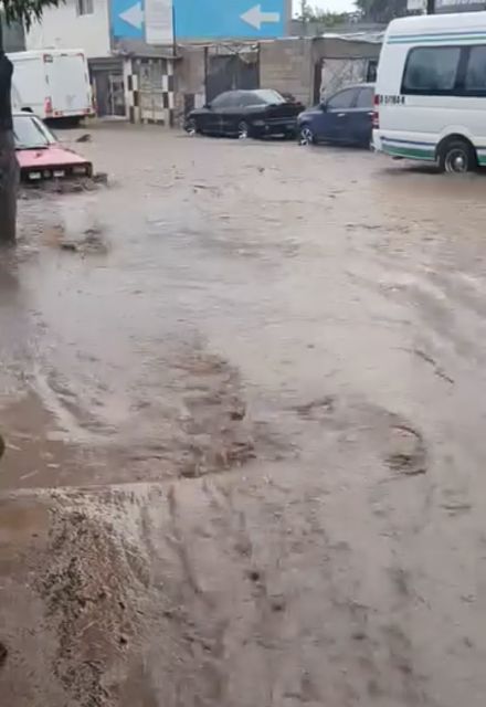 La corriente de agua arrastro material y desechos.