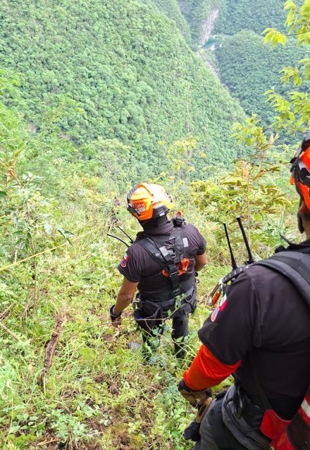 Elementos de Protección Civil atienden un accidente en Montemorelos
