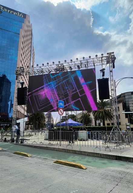 Pantallas que se instalan en Paseo de la Reforma para ver el México vs Chequia