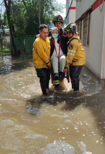 Autoridades apoyan a afectados por lluvias en Tlalnepantla