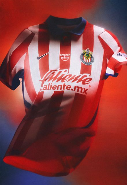 La playera de local de Chivas conserva las tradicionales franjas rojas