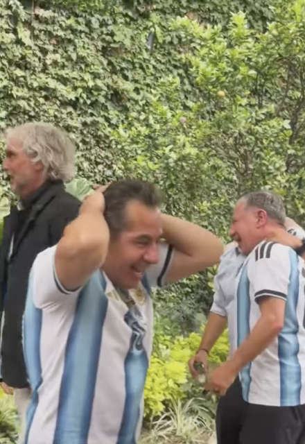 Yordi Rosado celebra triunfo de Argentina.