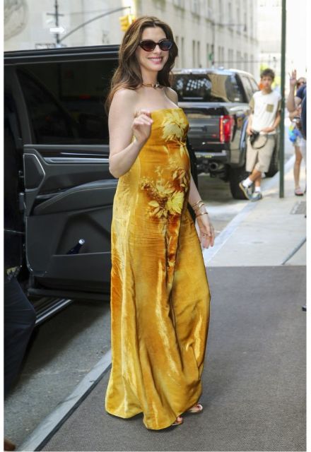 La actriz sorprendió con un luminoso vestido amarillo de Lela Rose que reflejaba la frescura del verano.