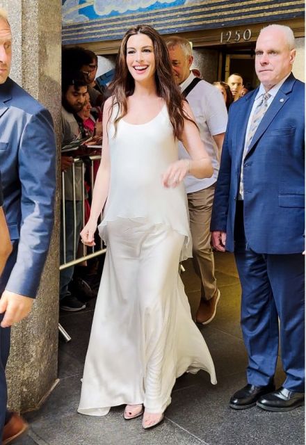Hathaway apostó por un vestido color marfil diseñado especialmente por Zac Posen.