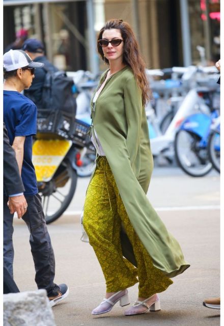 La actriz sorprendió con una propuesta mucho más desenfadada protagonizada por un cárdigan verde kiwi, pantalones estampados y una camiseta blanca básica.