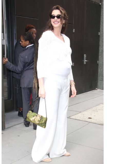 El gran protagonista del su último look fue el exclusivo bolso Valentino Garavani DeVain, diseñado por Alessandro Michele.