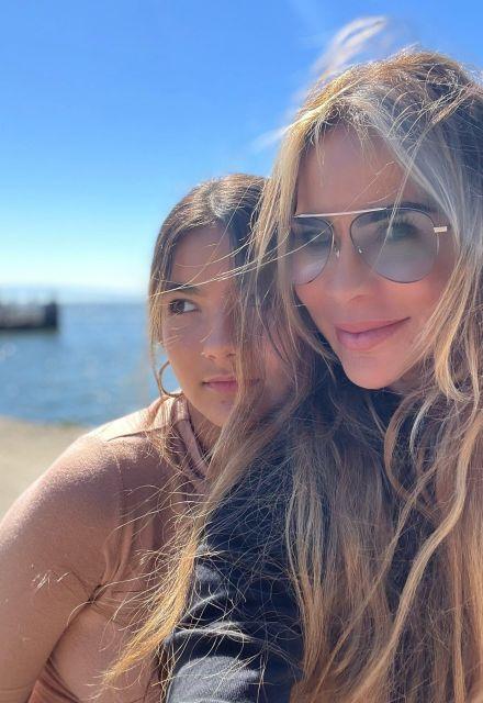 Violeta es la menor de los hijos de Aylín Mujica.