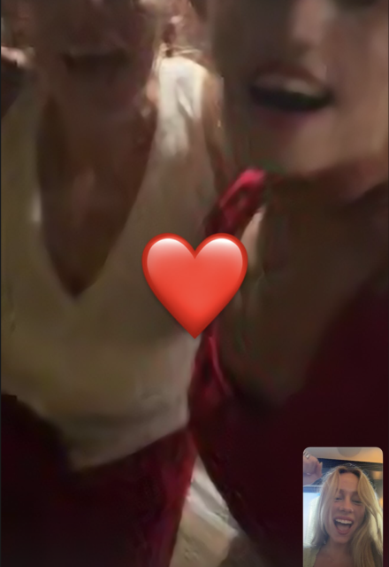 Ester Expósito está de vacaciones con Kylian Mbappé, así que tuvo que celebrar con sus amigas a la distancia.