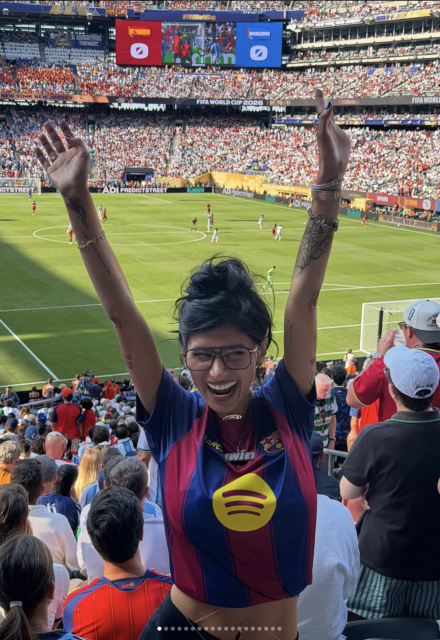Mia Khalifa se unió a la comunidad española con su playera del Barcelona.