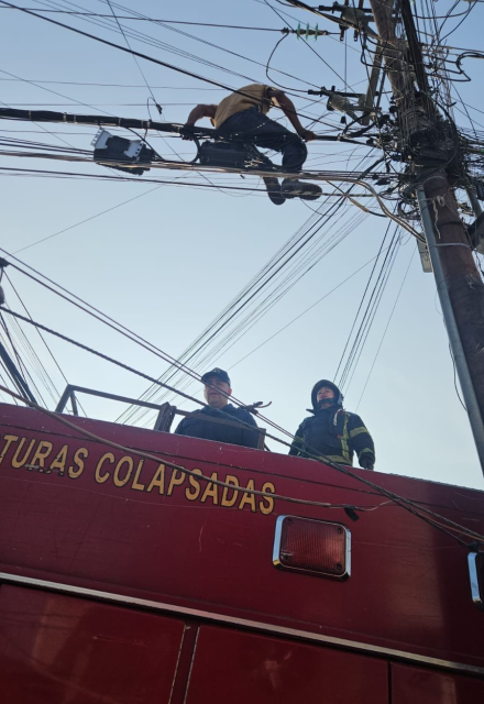 De manera preliminar, se indicó que el sujeto aparentemente se encontraba intoxicado al momento de trepar al cableado.
