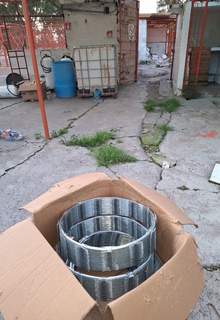 También hallaron cajas con alambre de púas.