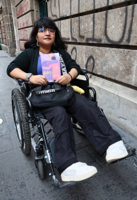 Camila de 23 años, con sus dos libros favoritos, en el evento de Alice Oseman, autora de Heartstopper.