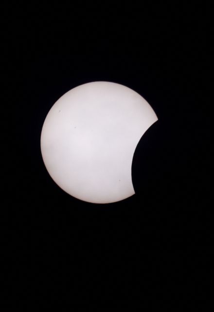 Poco antes de las 17H00 GMT, este fenómeno astronómico empezó en el extremo septentrional de Rusia.