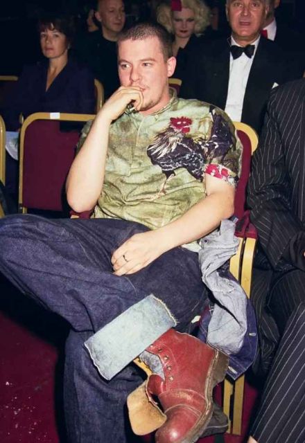 Alexander McQueen, el diseñador de la realeza británica
