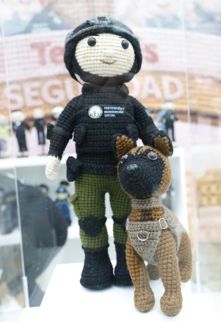 Figuras confeccionadas por internas que forman parte del programa “Tejemos Seguridad”