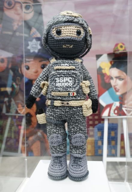 Figuras confeccionadas por internas que forman parte del programa “Tejemos Seguridad”