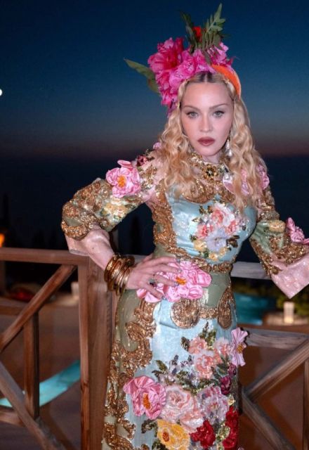 La cantante sorprendió con un espectacular vestido de Dolce & Gabbana para celebrar su cumpleaños en Grecia.