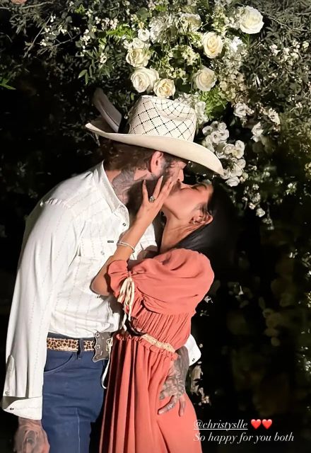 Post Malone besando a Christy Lee.