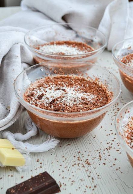 El mousse de chocolate sin huevo debe refrigerarse.