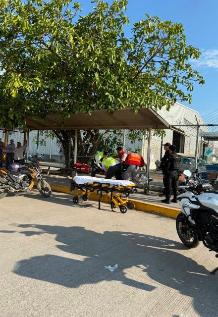 Paramédicos ayudan a un joven que saltó desde lo alto de un puente