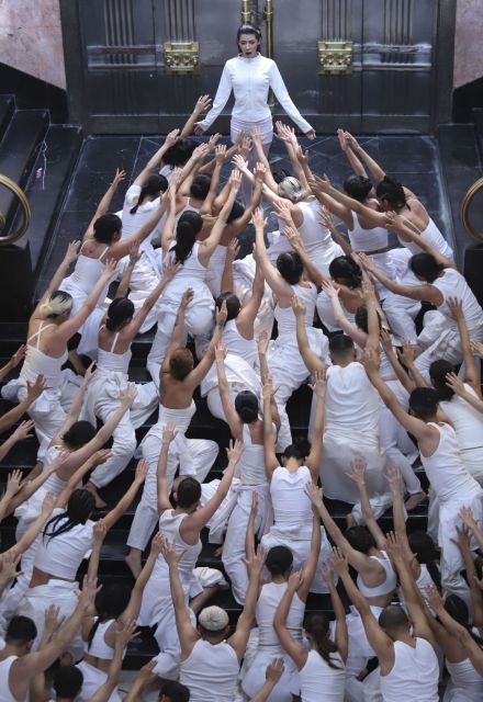 Se presentó la intervención coreográfica COLOSOS, dirigida por el bailarín y coreógrafo Diego Vega Solorza en el área de murales, la Sala Internacional y el vestíbulo del Palacio de Bellas Artes. FOTO: GRACIELA LÓPEZ /CUARTOSCURO.COM