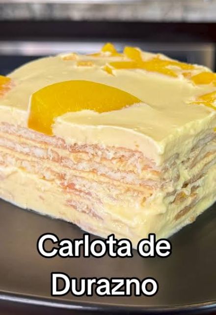 La carlota de durazno en almíbar es un postre fácil y rápido.