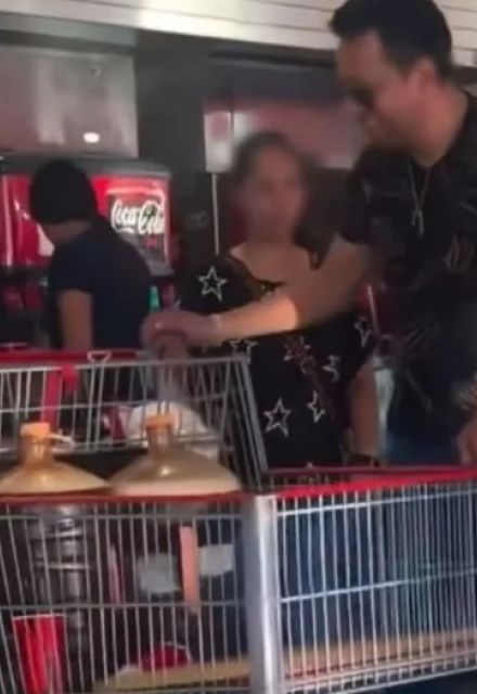 Empleados de la tienda de autoservicio donde se presentaron los hechos se acercaron para pedirle que detuviera la acción.