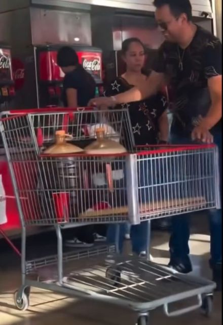 Daniel Delgado, un arquitecto, fue captado llenando dos garrafones de refresco de Costco