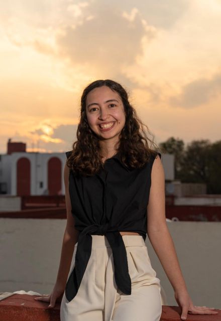 María Snoussi, autora de El último año de Viena, posa durante un atardecer en una terraza, en un retrato de la joven escritora mexicana.
