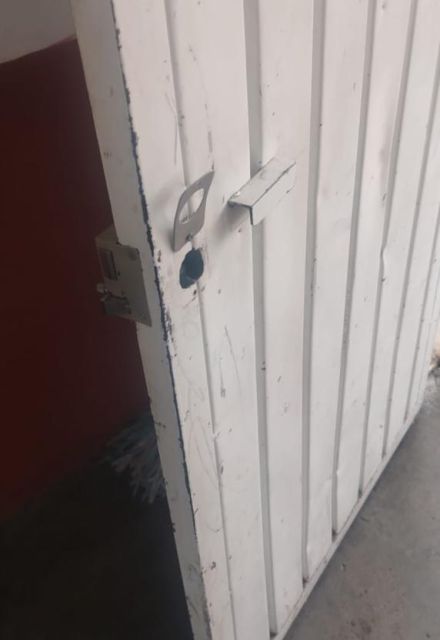 Los ladrones forzaron la chapa para llevarse 26 computadoras y seis proyectores.