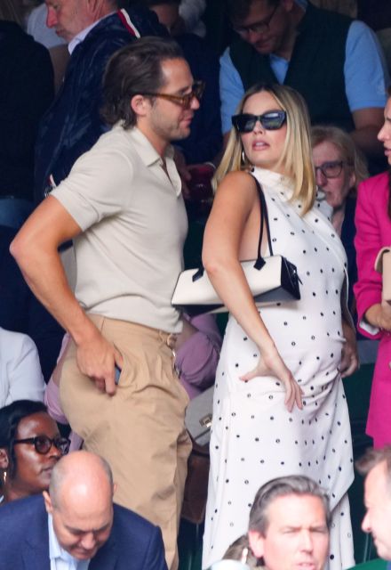 Margot Robbie junto a Tom Ackerley en Wimbledon, cuando estaba embarazada.