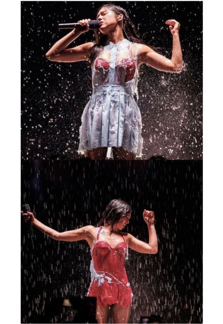 La cantante convirtió un cambio de vestuario en un espectáculo de moda al aparecer bajo una lluvia artificial que hizo desaparecer la capa exterior de su vestido.