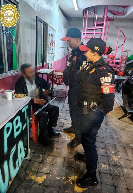 Policía ayuda a adulto mayor Pantitlán