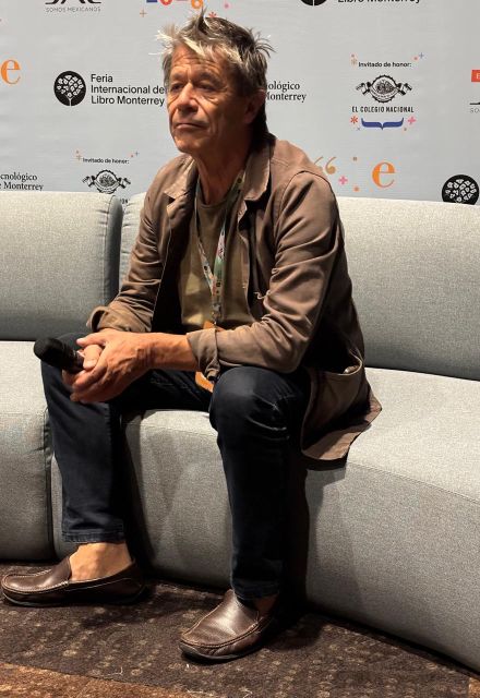 En rueda de prensa, el escritor francés Emmanuel Carrère respondió sin enfado todas las preguntas