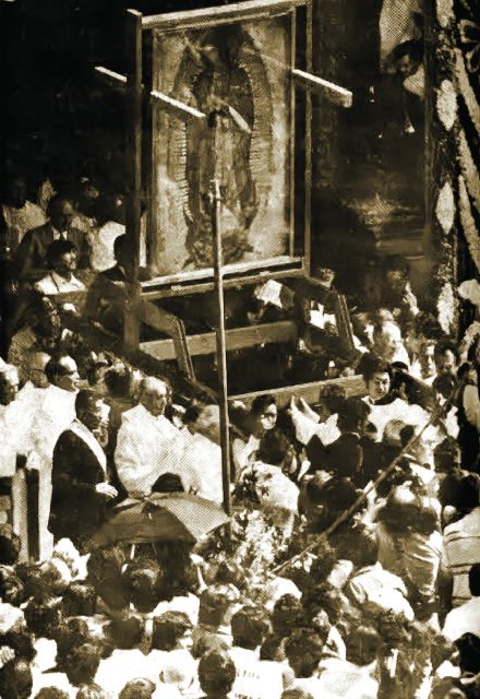 El 12 de octubre de 1976, la tilma con la imagen de la Virgen de Guadalupe fue trasladada en procesión desde el antiguo templo barroco hacia el nuevo altar mayor.