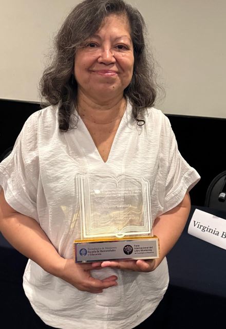 Virginia Bautista recibió el primer reconocimiento al periodista cultural en la FIL Monterrey