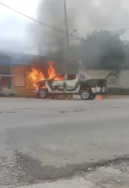 Se registraron balaceras, quema de vehículos, corte de árboles, vigilancia de "halcones" en moto y bloqueo nocturno de la ruta 13 con detonaciones.