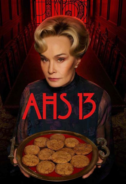 Jessica Lange con cabello rubio y vestido oscuro sostiene una bandeja de galletas en un póster de American Horror Story 13.