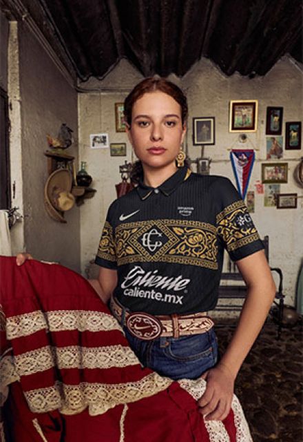 En la playera de Chivas se ve el escudo que fue utilizado por el equipo en 1908