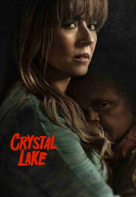 Póster de Crystal Lake con una mujer de cabello castaño en primer plano, un hombre detrás y el título rojo de la serie.