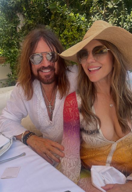 Billy Ray Cyrus y Elizabeth Hurley han viajado por el mundo.