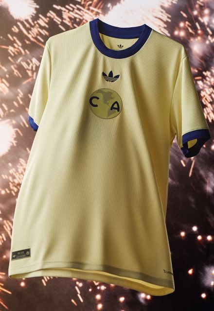 El uniforme de aniversario recuerda al de los años 70.